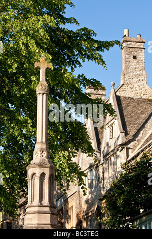 War Memorial et Cross High Street Burford Oxfordshire dans les Cotswolds Banque D'Images