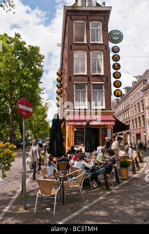 Les gens profiter du soleil à l'extérieur d'un pub à Amsterdam Banque D'Images