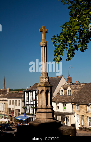 War Memorial et Cross High Street Burford Oxfordshire dans les Cotswolds Banque D'Images