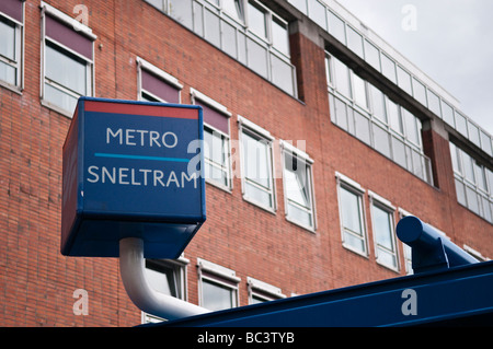 Signe au-dessus de l'entrée de la station de métro métro Amsterdam Sneltram Banque D'Images