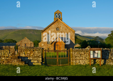 L'église Saint-Laurent, Kirkland, North Pennines, Cumbria UK, avec des collines Pennine à l'arrière-plan Banque D'Images