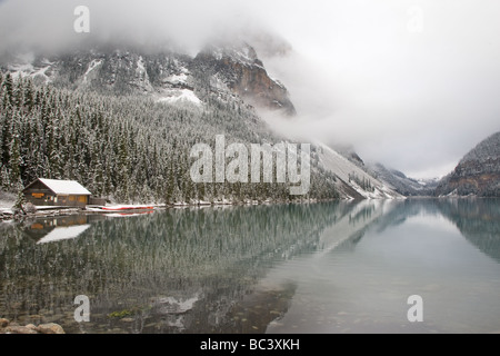 Lake Louise maison bateau tôt le matin après une chute de neige légère, Banff National Park, Alberta, Canada Banque D'Images