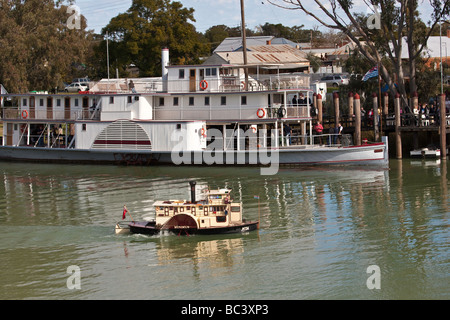 Bateau à vapeur miniature Minimus PS passé beaucoup plus les voiles PS Rubis à Wentworth, sur le Rivder Darling. Banque D'Images