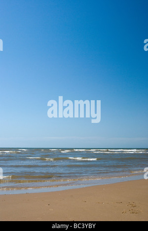 La plage en été, avec des vagues et le ciel bleu Banque D'Images