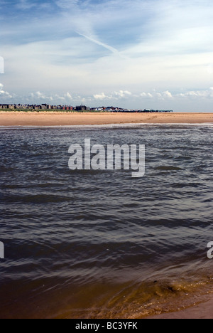 La plage en été, avec des vagues et le ciel bleu Banque D'Images