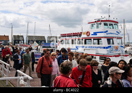 Les passagers débarquent de ferry de Volendam à Marken Banque D'Images