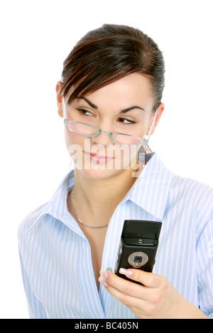 Frau auf ihrem Handy sms liest femme lit sms sur son téléphone portable Banque D'Images