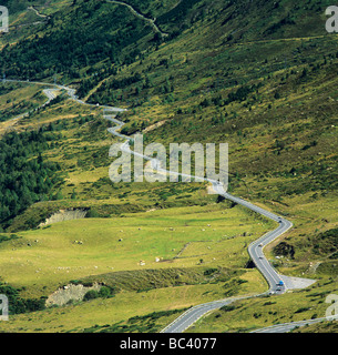 Route de montagne sinueuse, France Banque D'Images