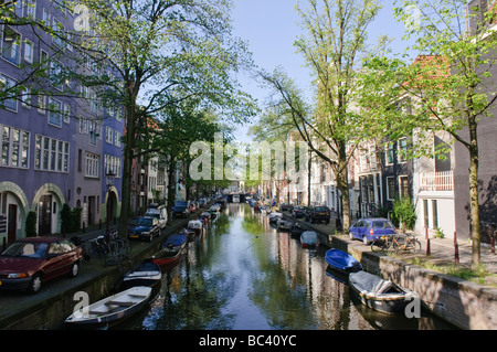 Bateaux amarrés le long des rives de bordée d'un canal à Amsterdam Banque D'Images