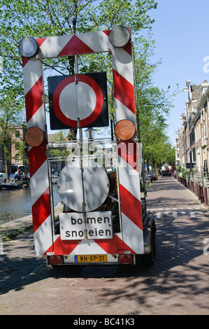 Travaux routiers et des panneaux d'avertissement de véhicule à côté d'un canal à Amsterdam Banque D'Images