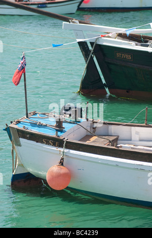 Les petits bateaux dans le port de St Ives Cornwall UK Banque D'Images