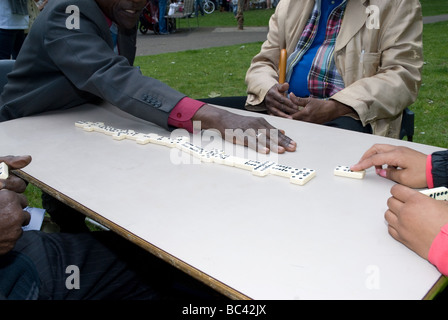 Les hommes jouent aux dominos dans le parc Banque D'Images