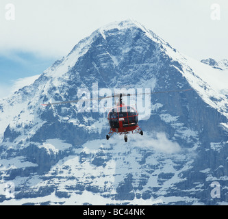Hélicoptère de sauvetage en face de la montagne Eiger, près d'Interlaken Suisse Banque D'Images