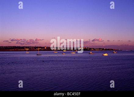 L'estuaire de Torbay pendant un coucher de soleil sur la mer bateaux dans port shot de la gare Banque D'Images