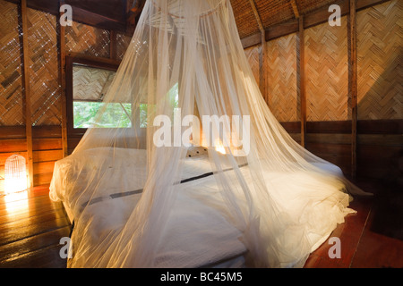 Chambre dans un bungalow en bois tourné horizontale Banque D'Images