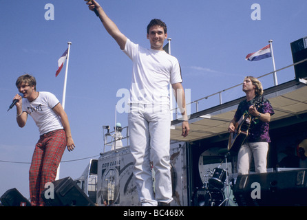 BBC Radio 1 un Roadshow. Plymouth Hoe Août 1995, se laisser aller. Wermerling - pantalon tartan Richie Lee Murray - pantalon blanc, Banque D'Images