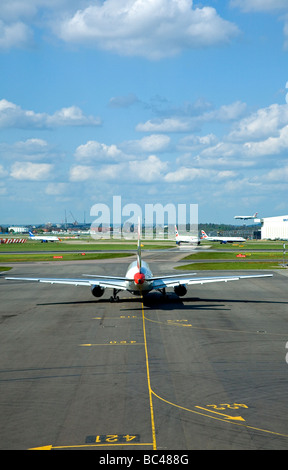 Avion sur la piste. L'aéroport de Heathrow. Londres. R.-U. Banque D'Images