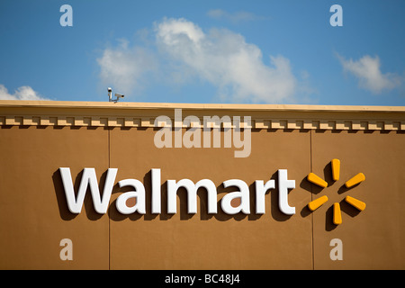 L'avant d'un Walmart Supercenter dans Rogers Arche afficher Wal Mart Stores Inc. le nouveau logo. Banque D'Images