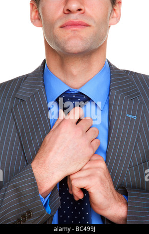 Businessman adjusting sa cravate se préparer pour les fond blanc Banque D'Images