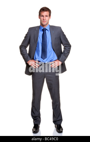 Dans un costume homme pinstripe debout avec ses mains sur ses hanches isolé sur fond blanc Banque D'Images