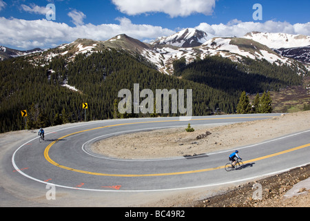 Les cyclistes de monter jusqu'à l'indépendance dans le Colorado, pendant la visite en vélo Ride the Rockies Banque D'Images
