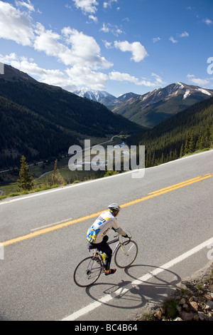 Les cyclistes de monter jusqu'à l'indépendance dans le Colorado, pendant la visite en vélo Ride the Rockies Banque D'Images