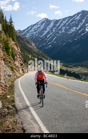 Les cyclistes de monter jusqu'à l'indépendance dans le Colorado, pendant la visite en vélo Ride the Rockies Banque D'Images