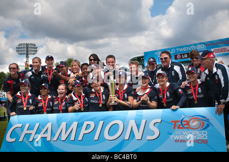 L'Angleterre les joueurs célèbrent la victoire avec le trophée à la fin de l'ICC World Twenty20 Femme Finale à Lords. Banque D'Images