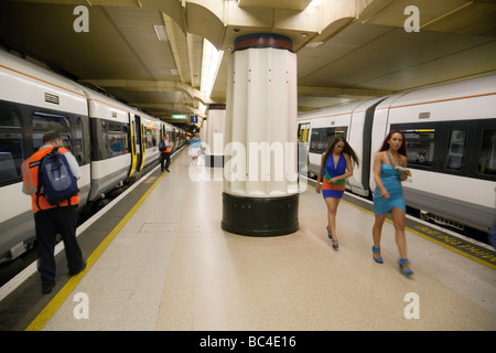 Les navetteurs sur la plate-forme, la gare de Charing Cross, Londres, UK Banque D'Images