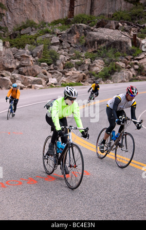 L'indépendance de cyclistes passent dans le Colorado, pendant la visite en vélo Ride the Rockies Banque D'Images