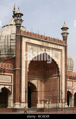 L'entrée principale de l'intérieur de la mosquée Jama Masjid à New Delhi la plus grande mosquée de l'Inde Banque D'Images