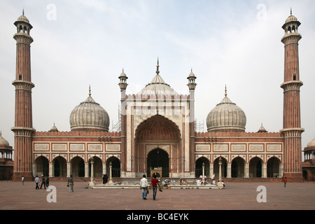 La cour et la façade principale de la mosquée Jama Masjid à New Delhi la plus grande mosquée de l'Inde Banque D'Images