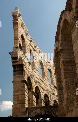 Vestiges des murs extérieurs de l'amphithéâtre romain construit en 30 après J.-C. sur la Piazza Bra, dans la ville de Vérone, dans la province de Vérone, en Italie Banque D'Images