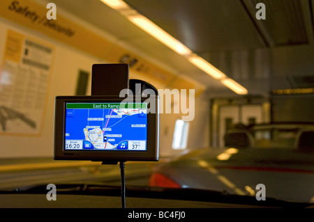 Embarquement 'The Shuttle' traverse le canal 'la Manche' train de véhicules Eurotunnel avec écran de navigation par satellite GPS montrant la position de la voiture dans la voiture Banque D'Images