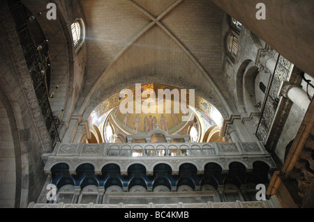 Le plafond et rotonde de l'église du Saint-Sépulcre, où Jésus a été crucifié, enterré et ressuscité, dans la vieille ville de Jérusalem, Israël. Banque D'Images