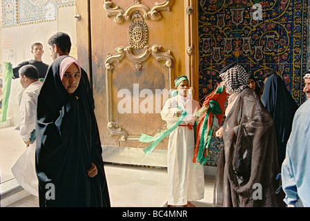 Les fidèles à l'une des portes de la mosquée de l'imam Husayn et de culte au cours de la période d'Ashura, sainte de Kerbala, en Irak. Banque D'Images