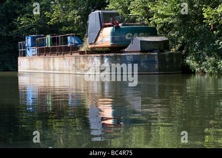 La boue de la rivière désaffectée vieille drague limon rouille réflexion rivière Medway yalding angleterre kent uk europe Banque D'Images