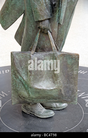 La statue de John Betjeman par Martin Jennings détail de panier St Pancras London England UK Banque D'Images