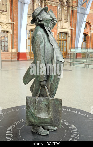 John Betjeman s statue sculpture par Martin Jennings St Pancras London England UK Banque D'Images