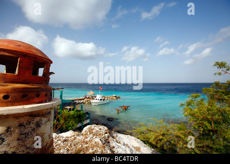 Vue sur l'océan de l'île des Caraïbes Curaçao dans les Antilles néerlandaises. Phare du modèle et d'une mer bleue sont visibles Banque D'Images