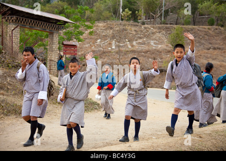 Les enfants de l'école des garçons en uniforme. Fin de journée à l'école.91582 Bhutan-Punakha Banque D'Images