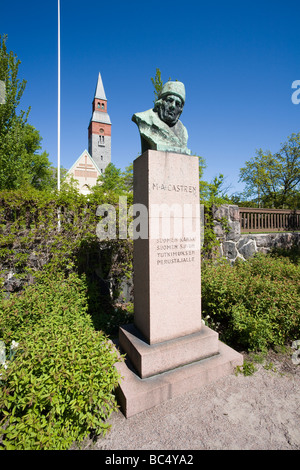 Statue de m'UN Castren avec le Musée National de Finlande à Helsinki Banque D'Images