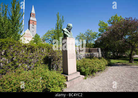 Statue de m'UN Castren avec le Musée National de Finlande à Helsinki Banque D'Images