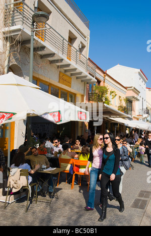 Terrasses de cafés dans le quartier Plaka d'Athènes Grèce Europe Banque D'Images