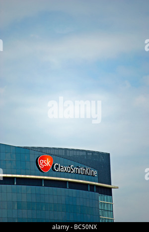 Le siège social de l'entreprise pharmaceutique Glaxo Smith Kline, GSK, sur la Great West Road, Brentford, Londres, Angleterre Banque D'Images