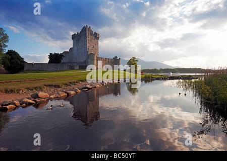 Le Château de Ross reflète dans le Lough Leane à Killarney Co Kerry, Ireland Banque D'Images
