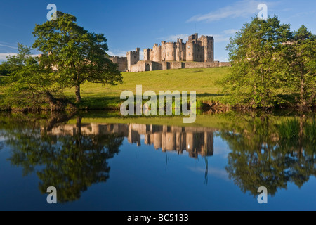 Château d'Alnwick reflétée dans la rivière Aln sur un matin d'été, Northumberland, England Banque D'Images