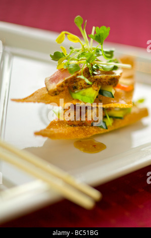 Thon poêlé de style japonais, avec de l'avocat et de concombre pousses une sauce sucrée Banque D'Images