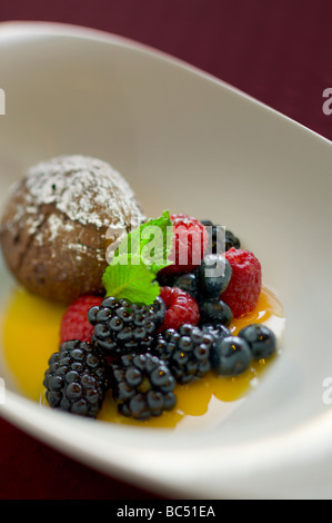 Fruits des pâtisseries dessert avec les feuilles de menthe et la pâte feuilletée Banque D'Images