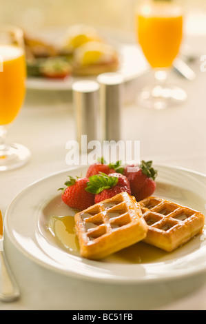 Waffle petit-déjeuner à un restaurant table Banque D'Images